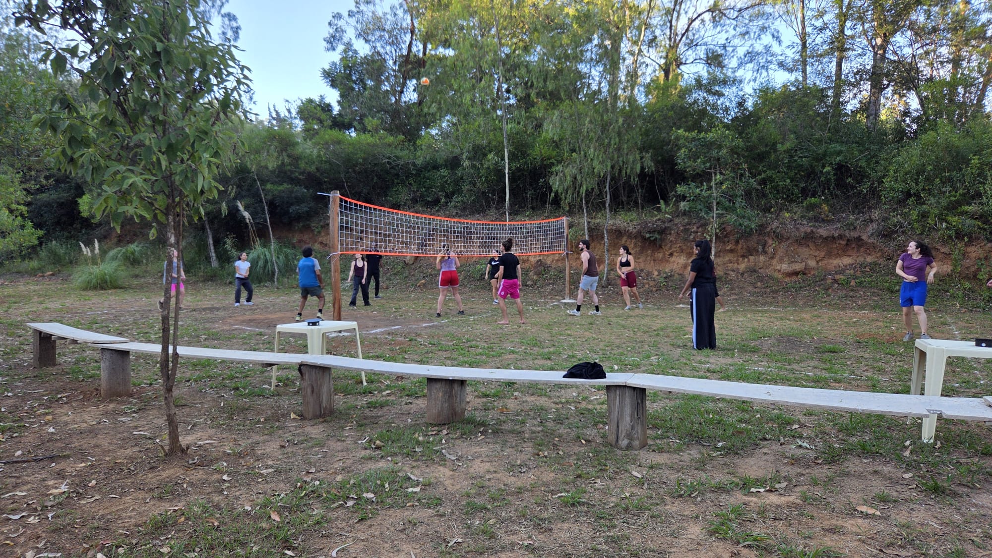 Volleyballfeld Quinta Piray mit Zuschauerbänken